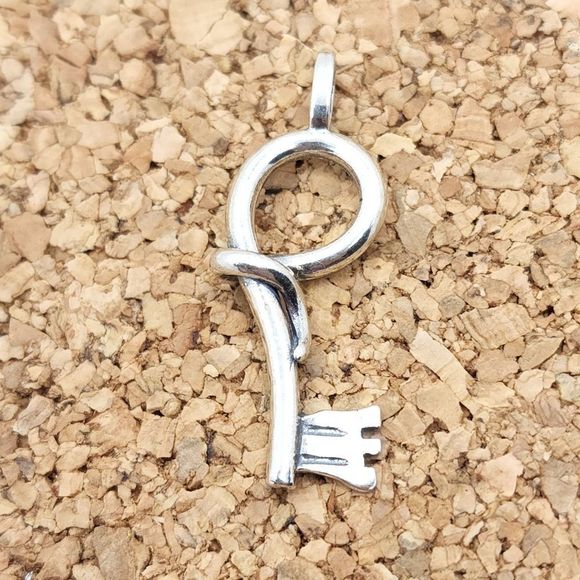 3/$30 🖤 VINTAGE 925 STERLING SILVER KEY NECKLACE CHARM PENDANT - Picture 1 of 4